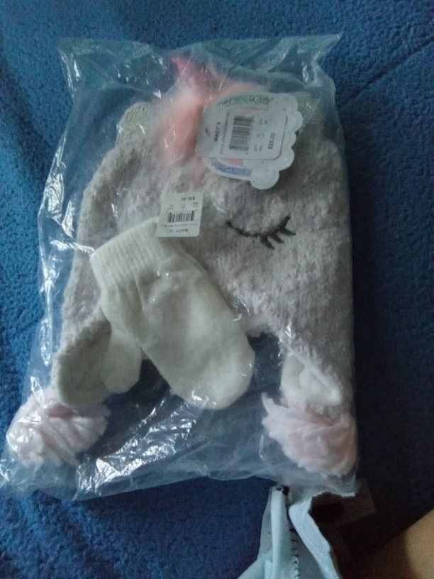 Macy's Beanie And Gloves