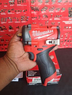 MILWAUKEE M12 FUEL 12V LITHIUM-ION BRUSHLESS CORDLESS STUBBY 3/8-IN. IMPACT WRENCH WITH 550-LBS OF TORQUE