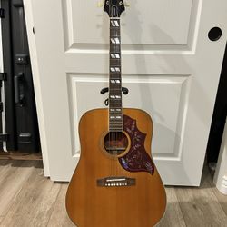 Epiphone Hummingbird with case 