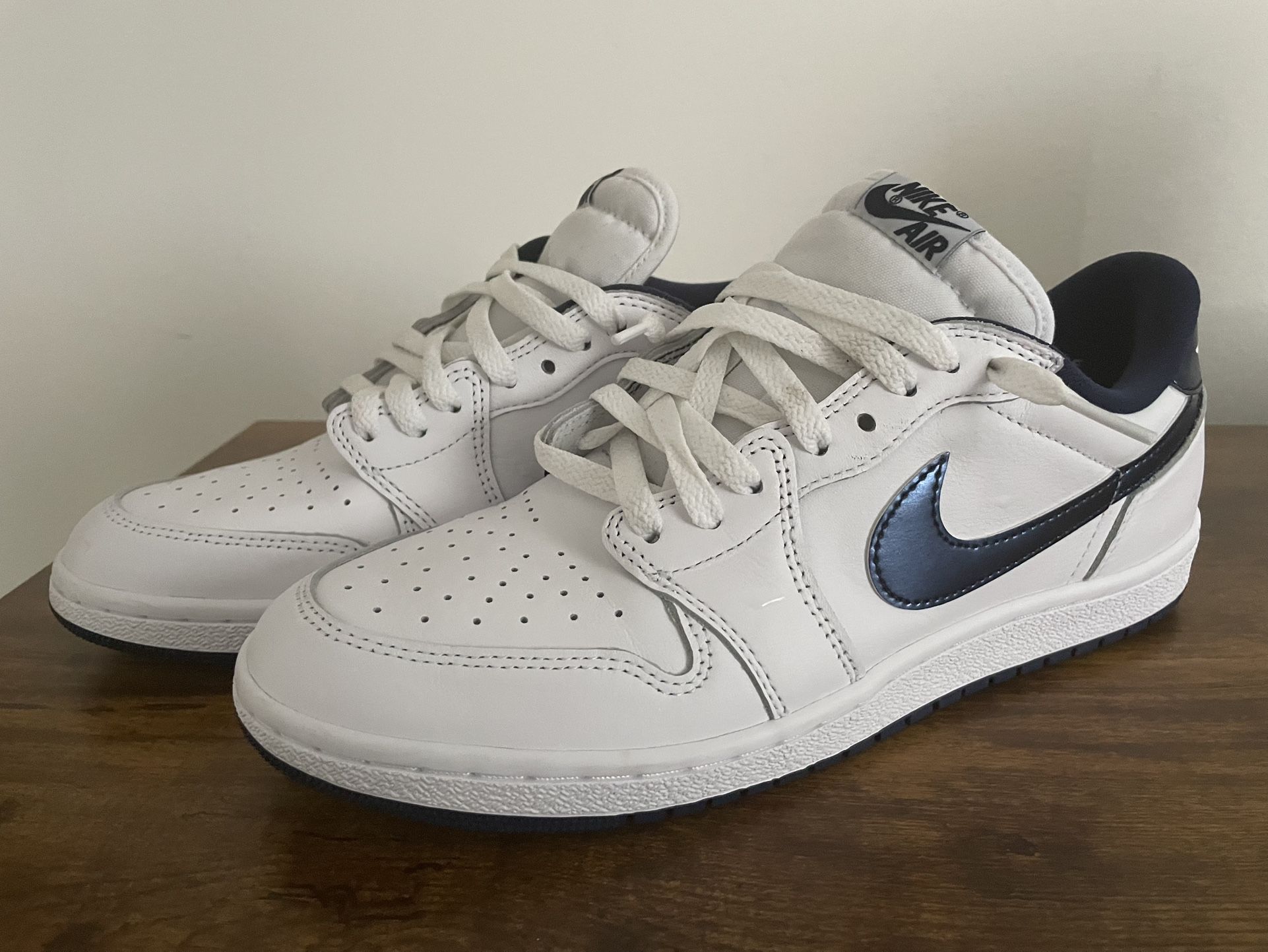 NIKE AIR SIZE 10.5