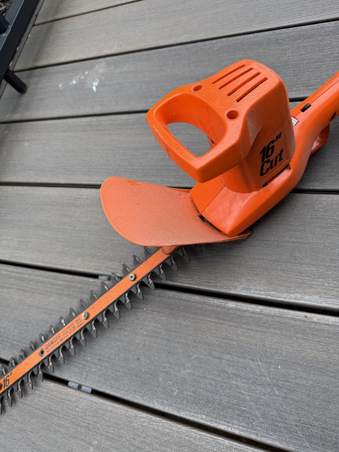 Black N Decker 16” Electric Hedge Trimmer In Great shape.