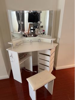 Vanity table for sale/makeup table/ desk