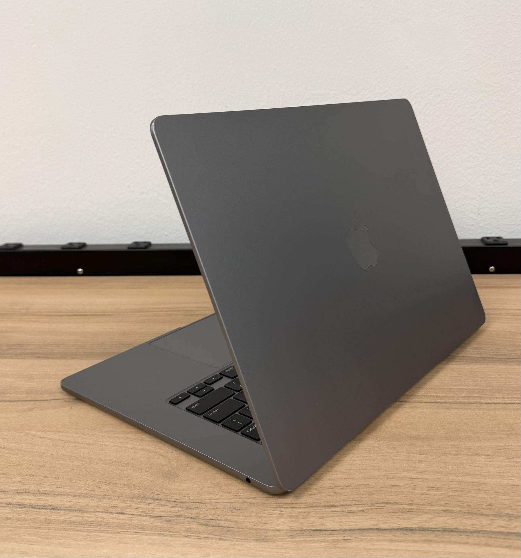 15 inch MacBook Air M2 8 Core*256GB SSD*8GB RAM