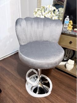 Se vende silla giratoria color gris nueva por $85