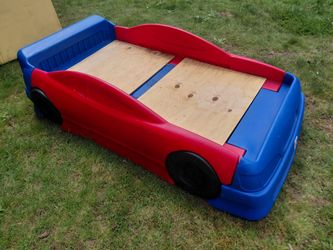 Step 2 adjustable toddler/twin size race car bed