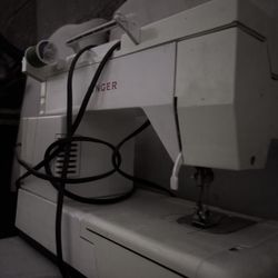 Singer Sewing Machine 