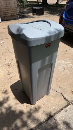 Rubbermaid hands-free trash can