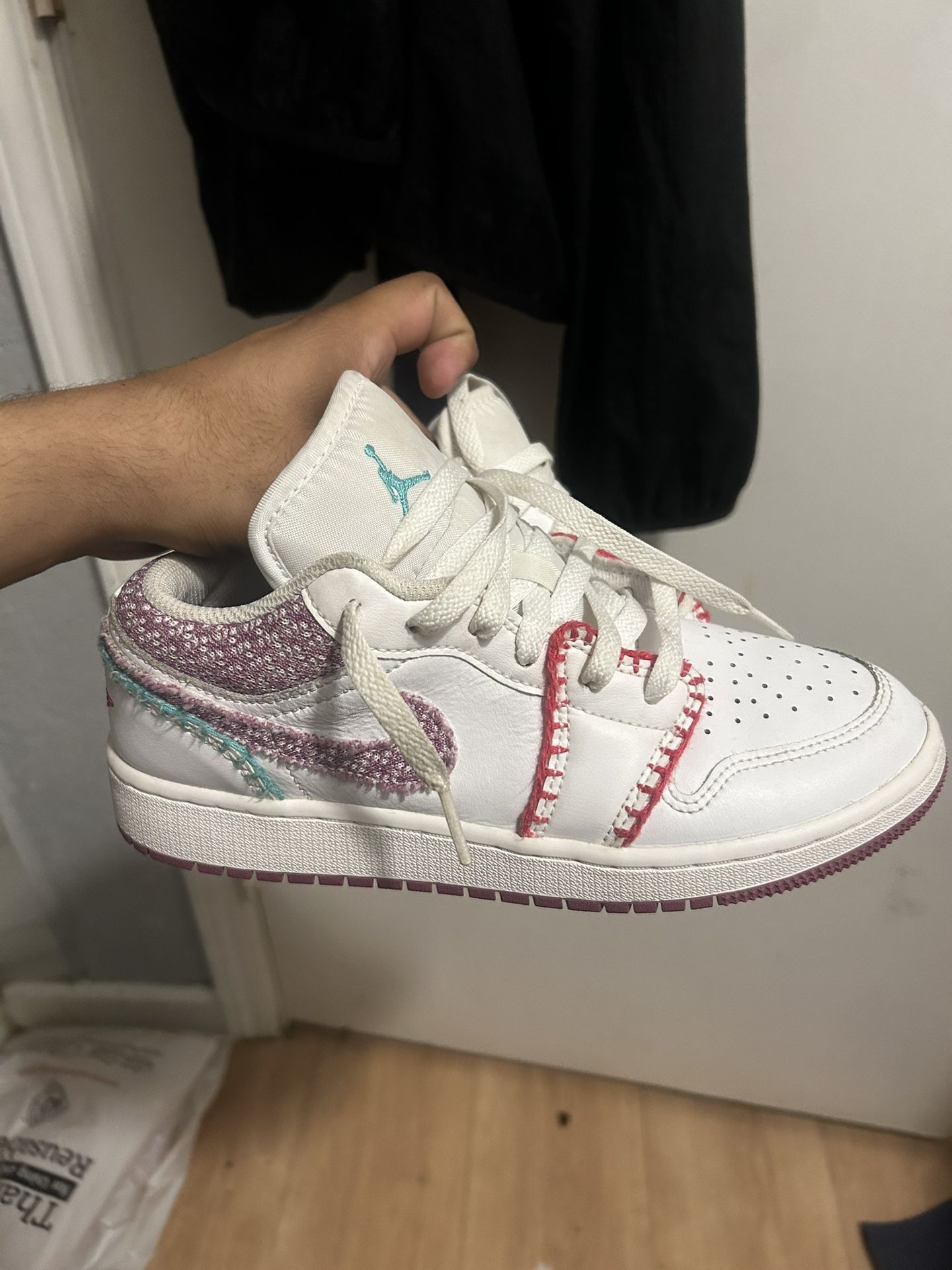 AIR JORDAN 1 LOW SE (GS) WHITE LIGHT BORDEUX-RUSHPINK DM9037-100