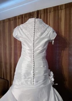 Wedding modern, romantic revival in this spectacular wedding dress. Perfectly clean. Size 6 Thumbnail
