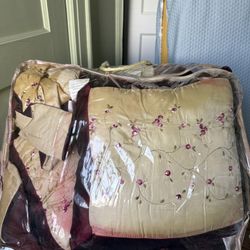 Queen bed Comforter Set-New used 