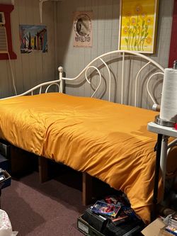 Daybed with bedding