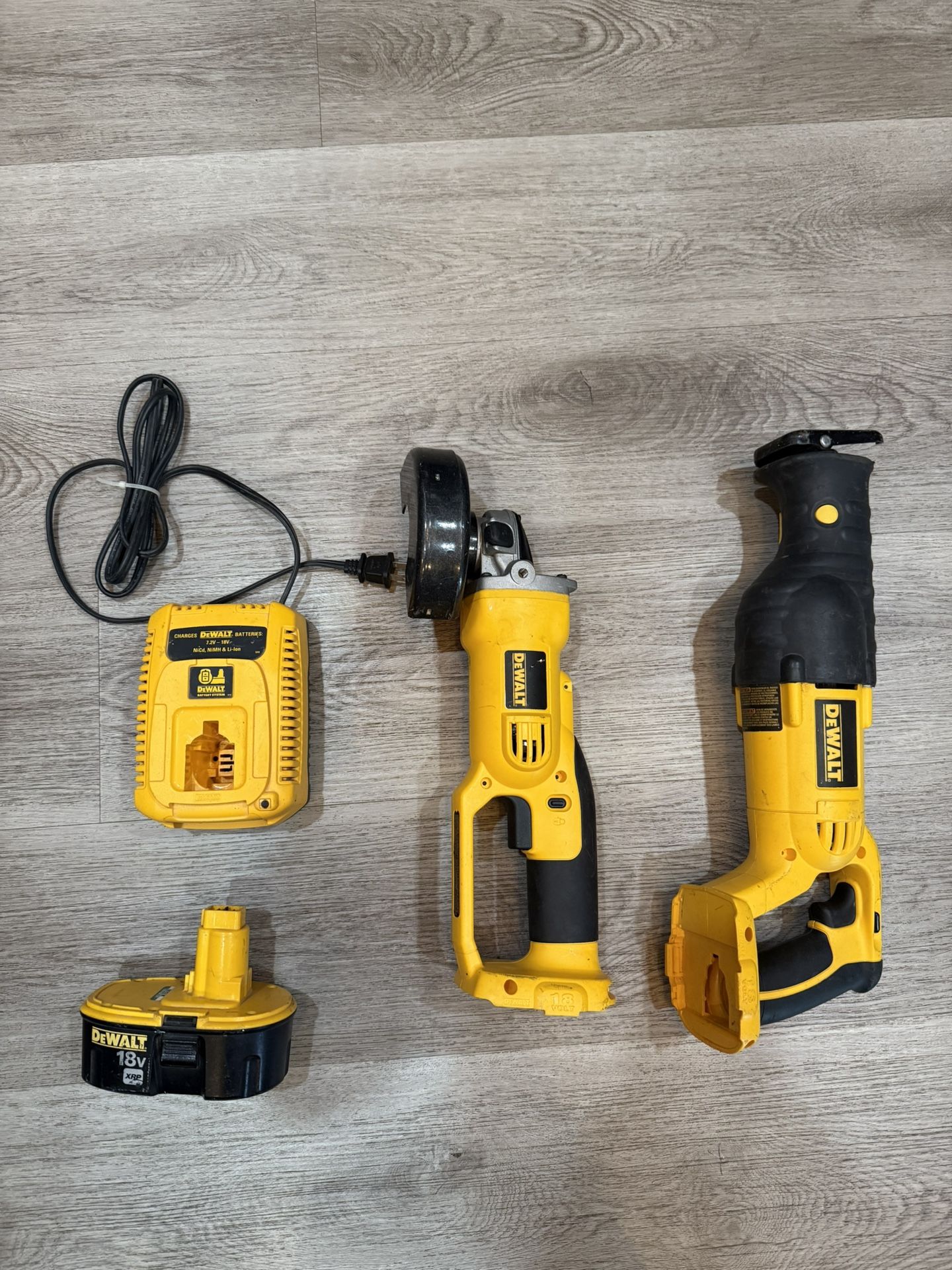 Dewalt grinder/ reciprocating saw tool bundle 