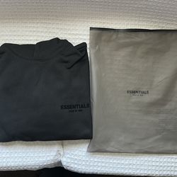 Essemtial Hoodie