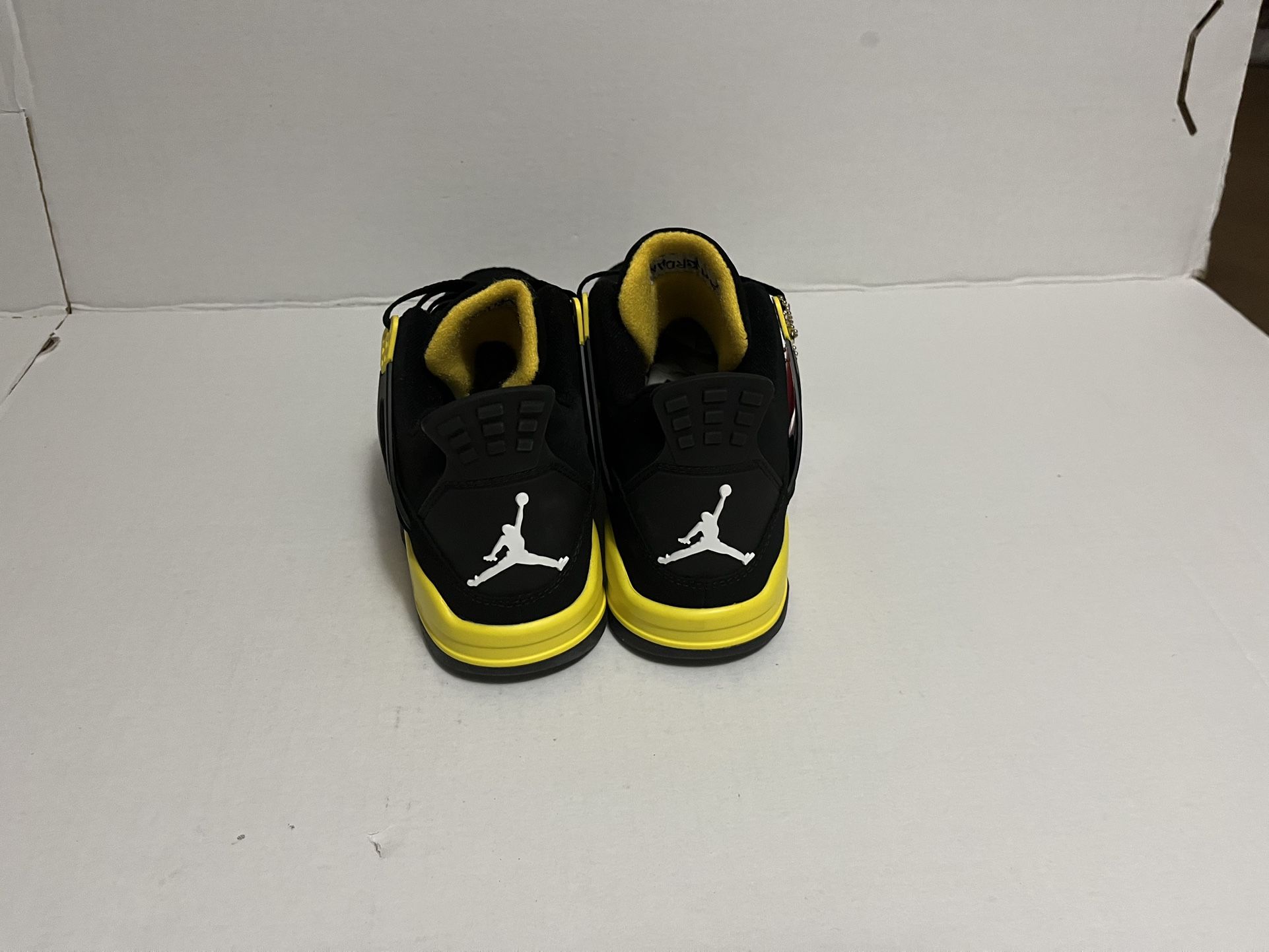 Jordan 4 Thunder(2023)