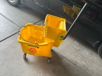 Mop bucket and wringer