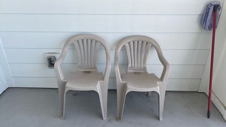2 Plastic Outdoor Patio Chair