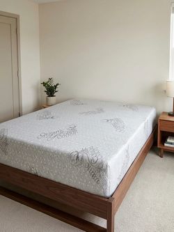 Queen size memory foam gel mattress new