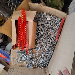 Se Venden Clavos Y Chats Para Concreto 