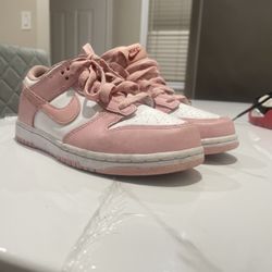 Nike Dunk Low  Color Rosado   Size 2.5y 