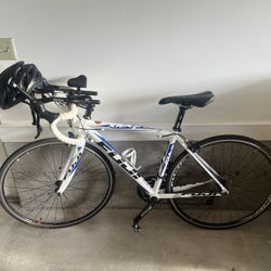 Road Bike - Fuji Roubaix 3.0 LE