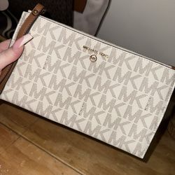 Michael Kors Wristlet 