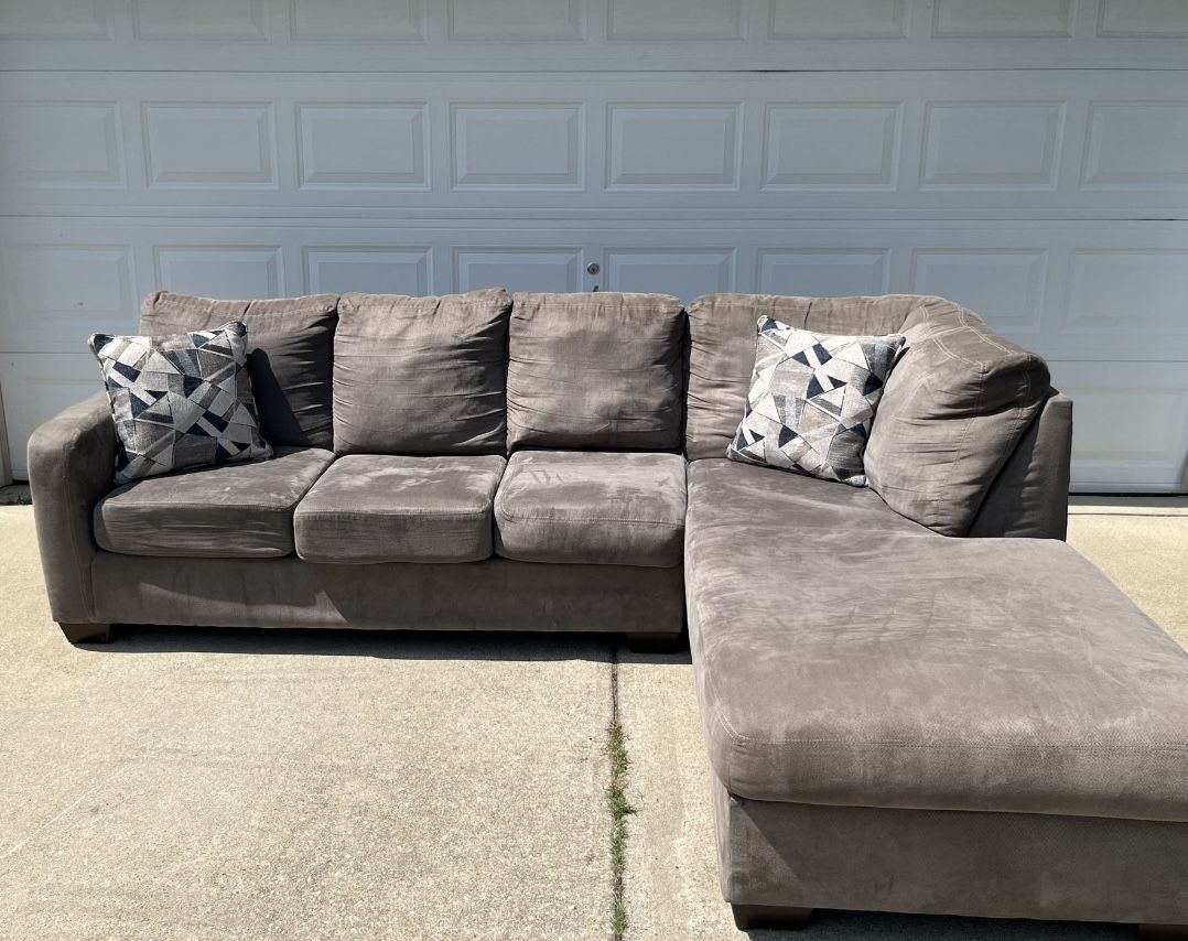 Beautiful Gray Sectional Couch!😍