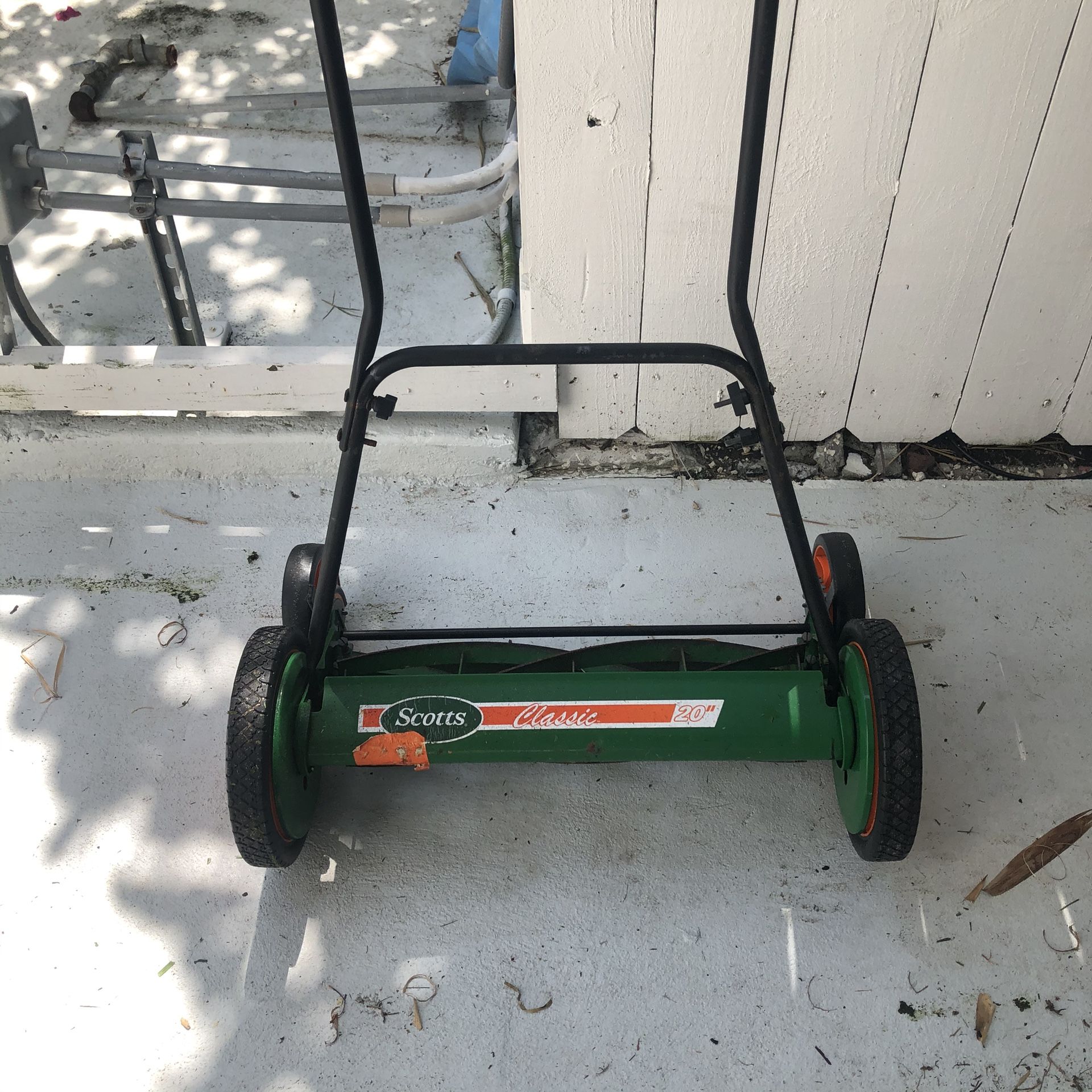 Scott’s classic 20 inch push mower in great condition. Works perfect. $140-$160 new