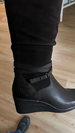 Tall womens new ugg boots 9