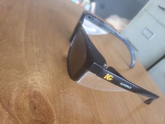 Safety glasses with side shield