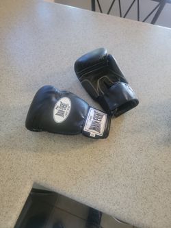 Like New Pro Main Event Fight Gear Boxing Gloves 14 Oz