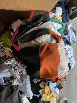 Mas de 400 piezas de ropa usada