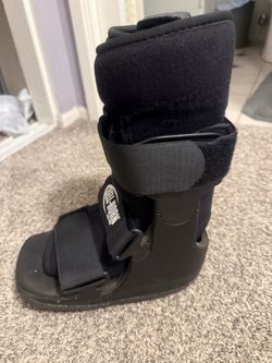Walking boot for broken foot