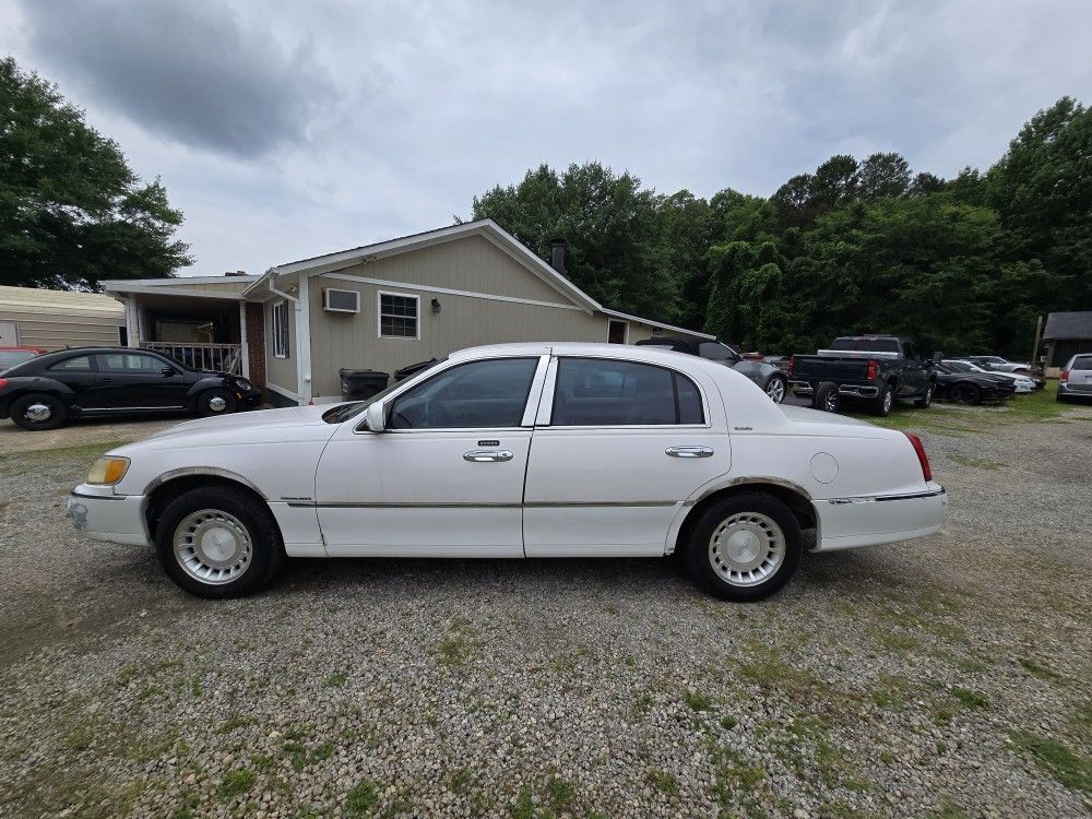 2000 Lincoln Town Car