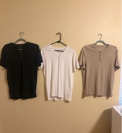 Lot of 3 Men's Short Sleeve 2 Henley Shirts Size M Black White 1 APT9 Tan Casual