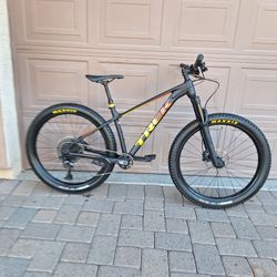 TREK ROSCOE 8 MOUNTAIN BIKE 27.5 INCH SETUP TUBELESS 12 SPEED DROPPER POST SEAT AIR SHOCK ROCKSHOX LOCKOUT ( CHECK MY OTHER BIKES)