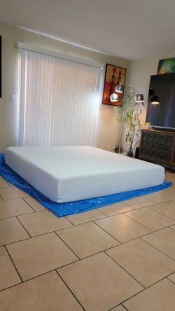 VERY NICE KING SIZE MEMORY FOAM MATTRESS FOR SALE! IN EXCELLENT CONDITION, FREE DELIVERY