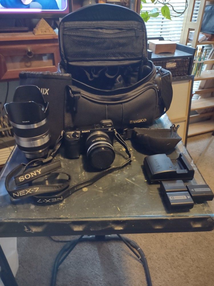 Sony Nex 7- 2 Lenses, 3 Batteries, Charger and Bag **Very low Shutter Count 