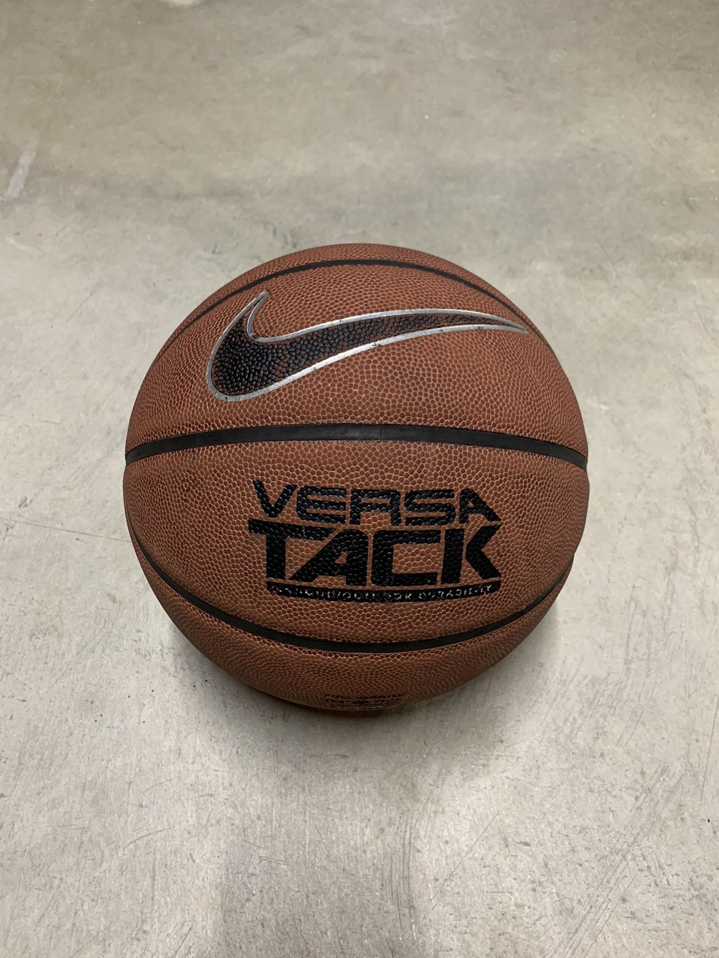 Nike Versa Tack 29.5" Full Size Grand Mens Indoor/Outdoor Basketball