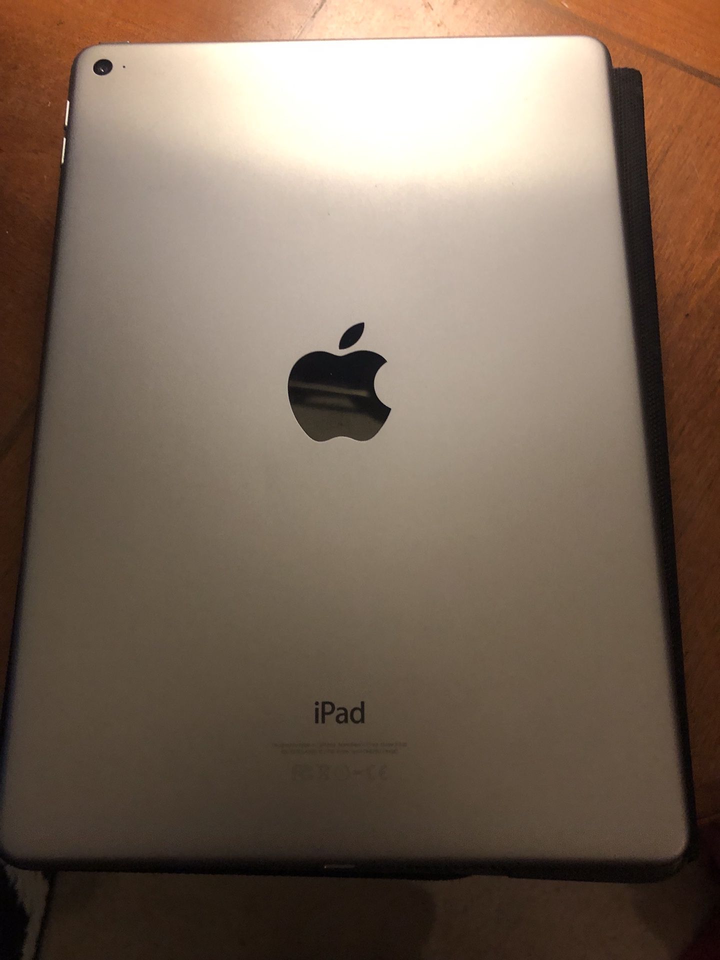 iPad Air 2, 32 gb, WiFi only- comes with charger and keyboard