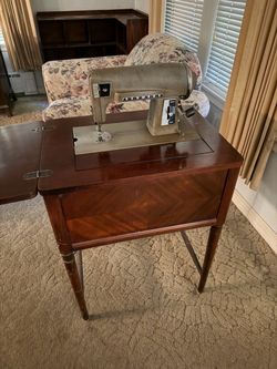 Vintage sewing machine no pedal couldn’t tell you if it works