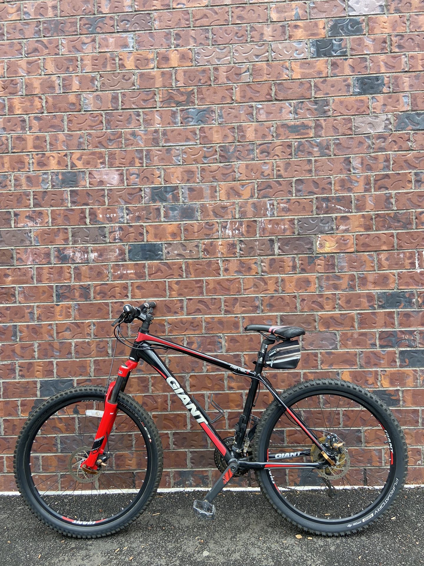 Giant Revel 1 Mountain Bike - Front Suspension, Disc Brakes (Frame Size M), 26" Wheels Bicycle