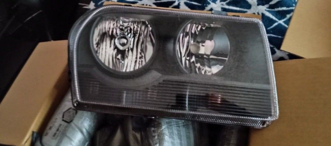 Brand New Pair Of 2005-2010 Chrysler 300 Headlights