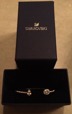 SWAROVSKI Crystal Bracelet with Oval Stone - New in Box!!