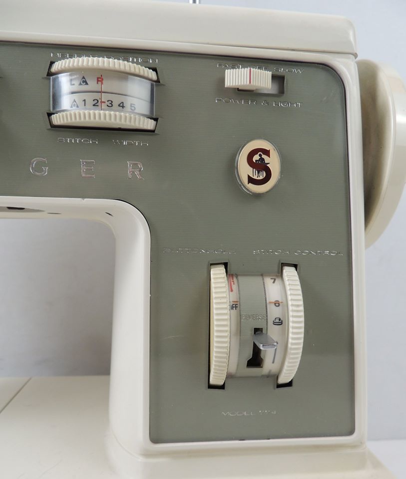 SINGER Stylist Zig Zag Sewing Machine Model 774 for Sale in Modesto, CA