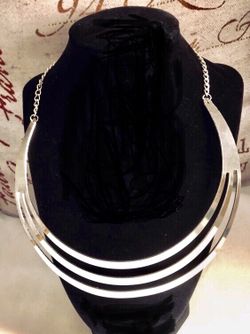 NWOT silver tone choker necklace