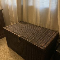 EXTRA LARGE WICKER TRUNK
