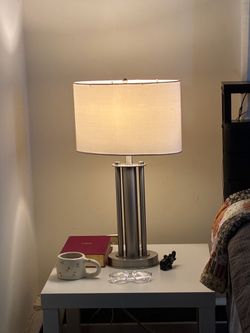 LÁMPARA DE MESA PANTALLA OVALADA