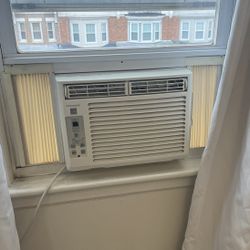 Frigidaire 5,000 BTU Window AC + Mounting Bracket