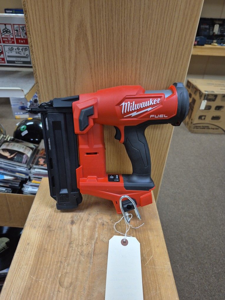 NEW Out Of Box Milwaukee 18 Volt 18 Gauge Brad Nailer 2746-20 Tool Only