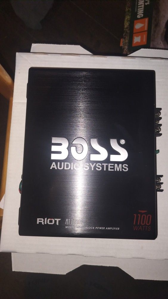 Boss Amp 1100 Watts